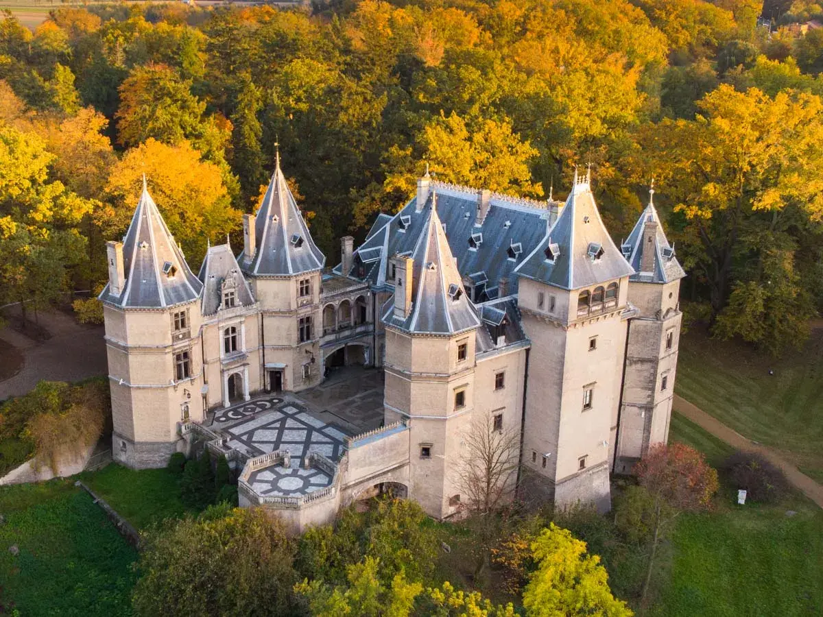 Piękny zamek w otoczeniu jesiennych drzew. Jedno z wielu wspaniałych zamków w Polsce, zachwyca architekturą i malowniczym położeniem.