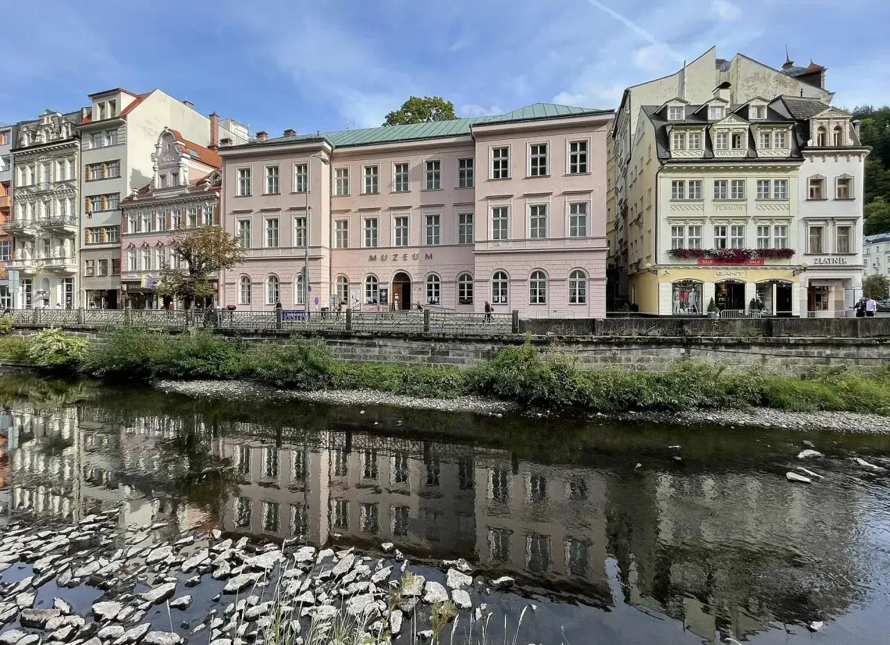 Nad rzeką w Karlowych Warach odbijają się w wodzie zabytkowe kamienice i budynek muzeum.