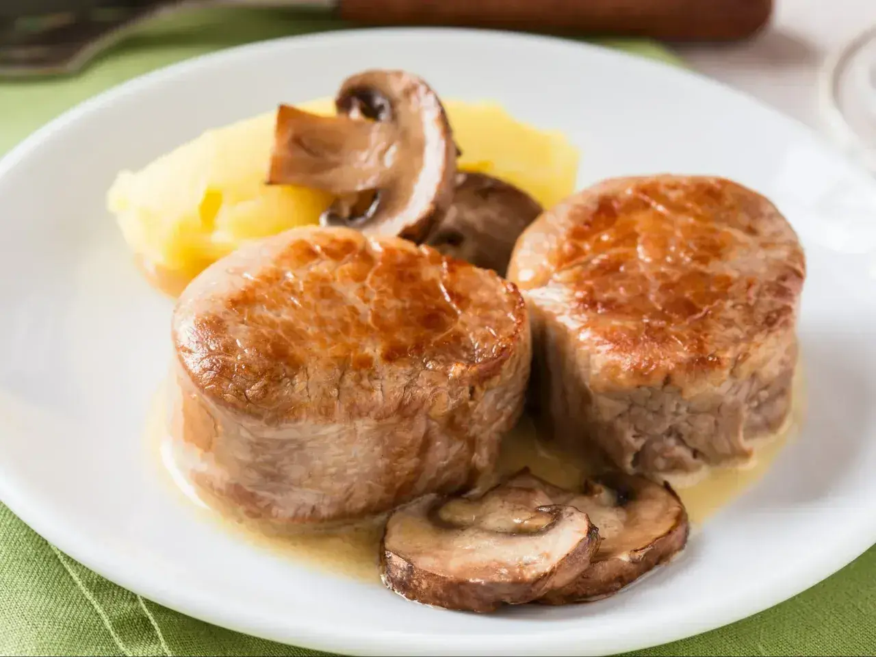 Polędwica wołowa przepis: soczyste medaliony z polędwicy wołowej podane z puree ziemniaczanym i pieczarkami. Pyszne danie!