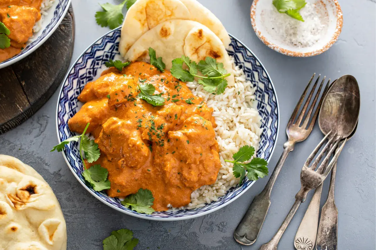 Pyszne kurczak tikka masala z ryżem i chlebkiem naan. Idealne danie z kuchni indyjskiej, które możesz przygotować według prostych przepisów.