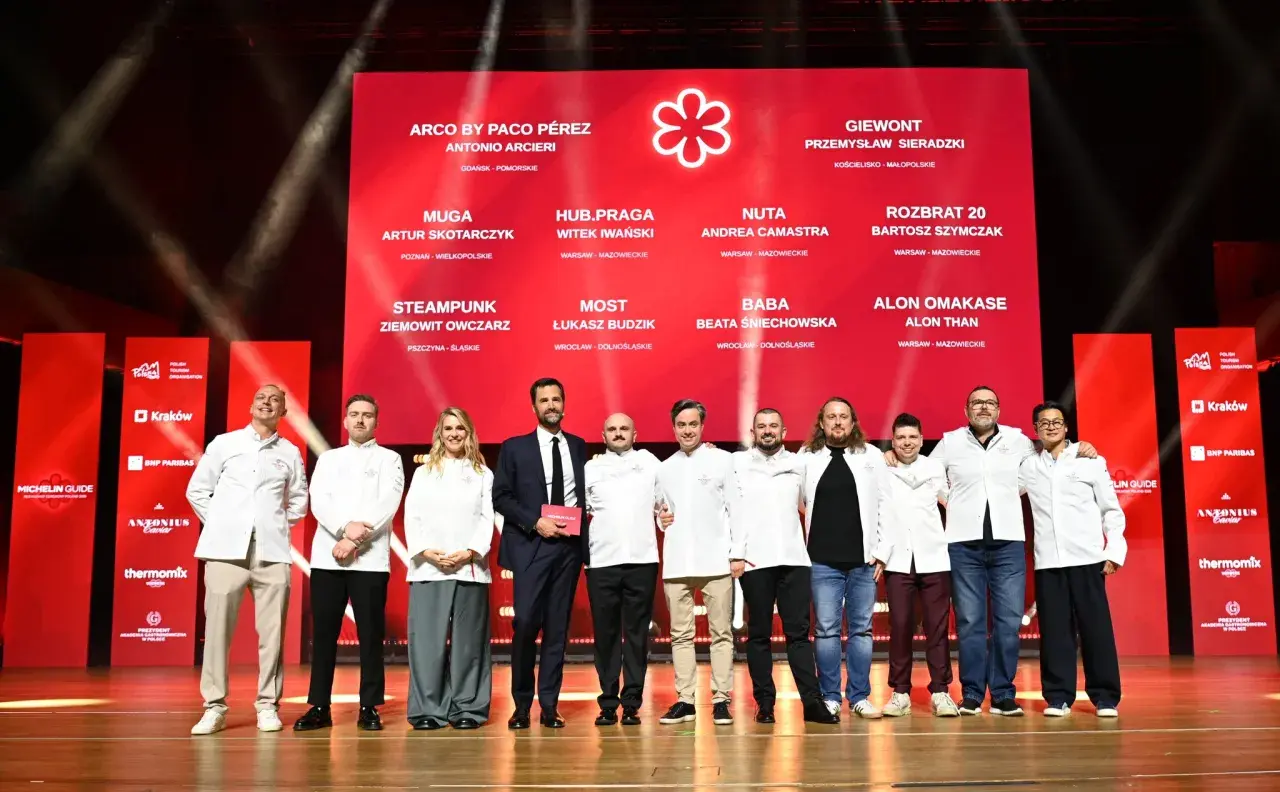 Szefowie kuchni z restauracji z gwiazdką Michelin Polska na scenie podczas gali.