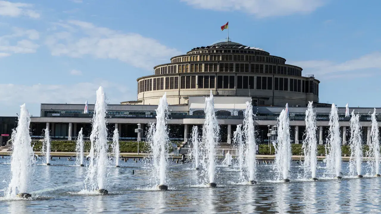 Wrocławska Hala Stulecia, jeden z obiektów UNESCO w Polsce, z fontannami w letni dzień.