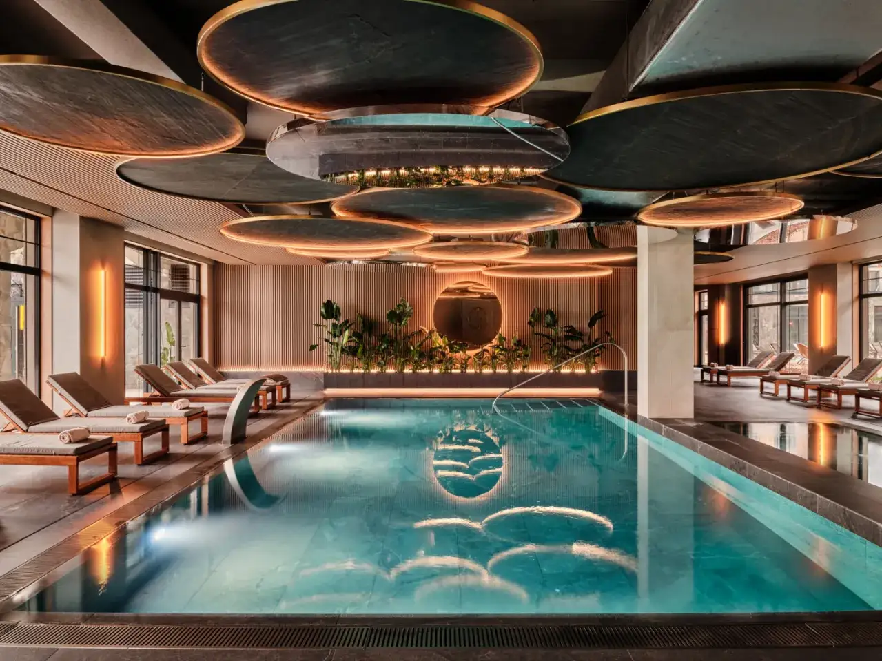 Nowoczesny basen w hotelu Kyriad Karkonosze. Woda lśni, a designerskie sufity tworzą niepowtarzalny klimat.