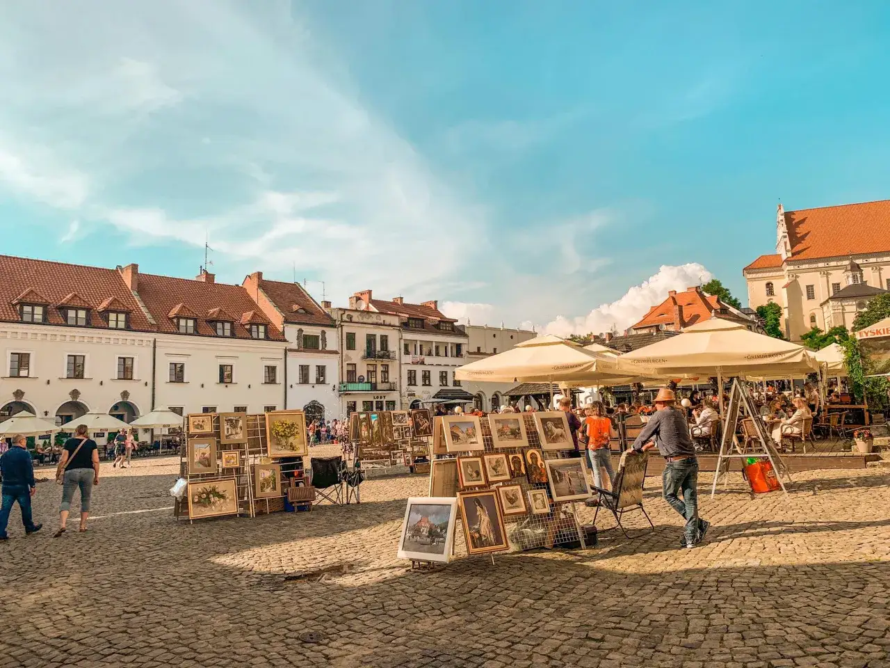 Rynek w Kazimierzu Dolnym, gdzie artyści sprzedają obrazy. Może tu kiedyś zawitają Kuchenne Rewolucje?