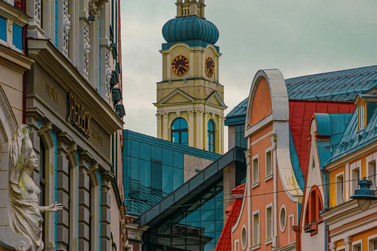 Architektura Rygi zachwyca. Zobaczysz tu zabytkowe kamienice, nowoczesne budynki i wieżę z zegarem.