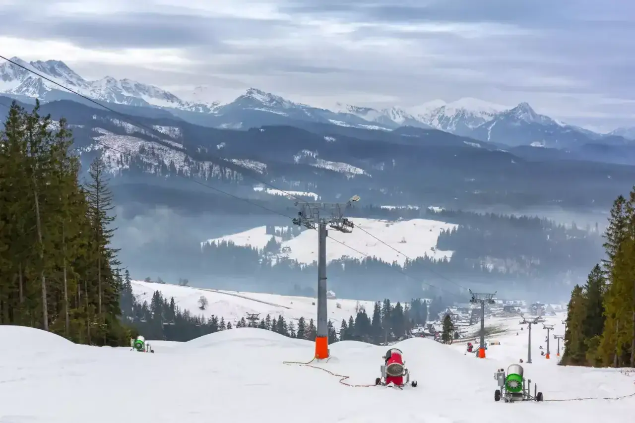 Idealne miejsce, gdzie w góry na narty. Stok przygotowany przez armatki śnieżne, w tle majestatyczne Tatry.