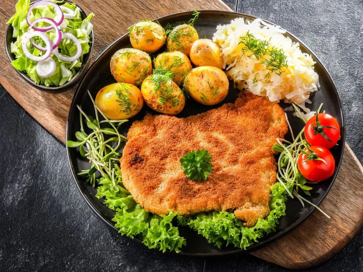 Idealny comfort food: złocisty kotlet schabowy, ziemniaczki, surówka i pomidorki. Pyszny obiad!