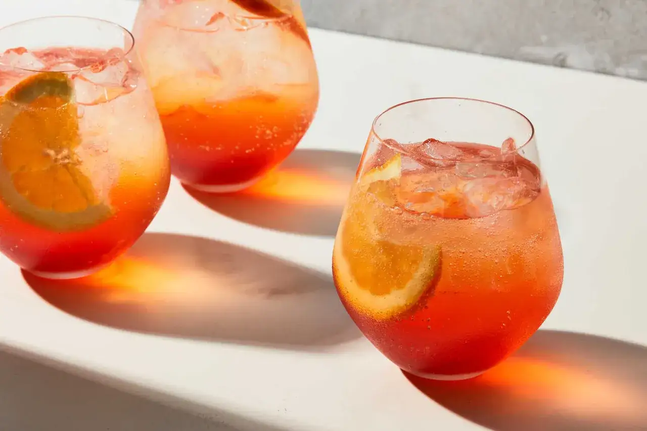 Orzeźwiające Aperol Spritz z pomarańczą i lodem. Idealny przepis, jak zrobić Aperol, by poczuć włoskie słońce.