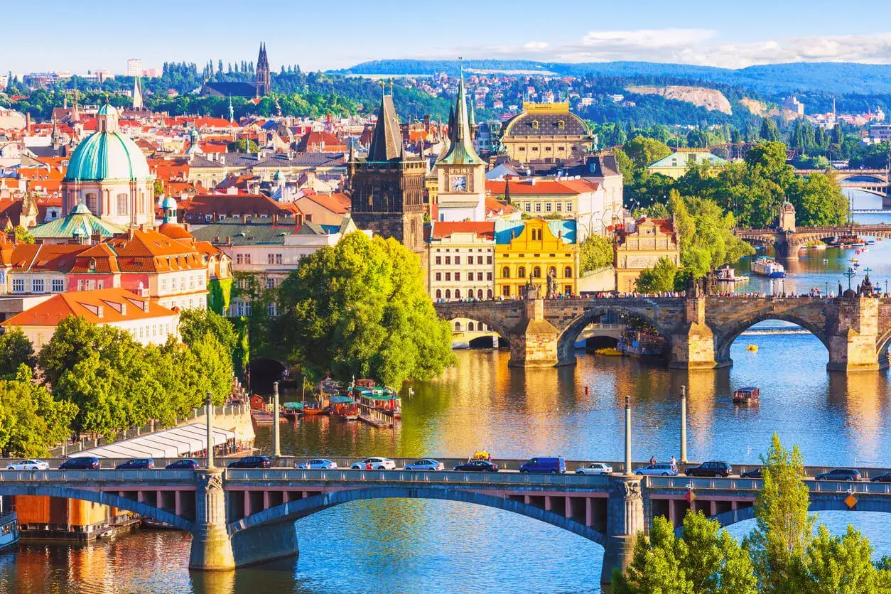 Praga zachwyca! Ile koron do pragi na 3 dni? Widok na Wełtawę, Most Karola i zabytkowe kamienice.