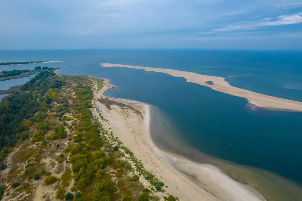 Piękna plaża i morze, idealne miejsce, by znaleźć, gdzie najtaniej na wakacje. Spokój i natura.