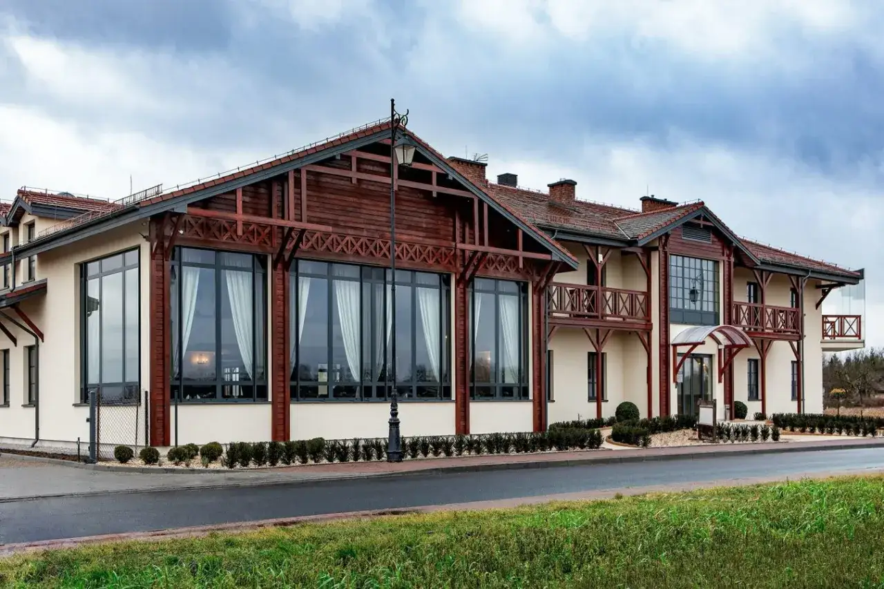 Nowoczesny budynek z drewnianymi elementami architektonicznymi, przypominający o podr&oacute;ży, jakby to była odyseja ciechocinek.