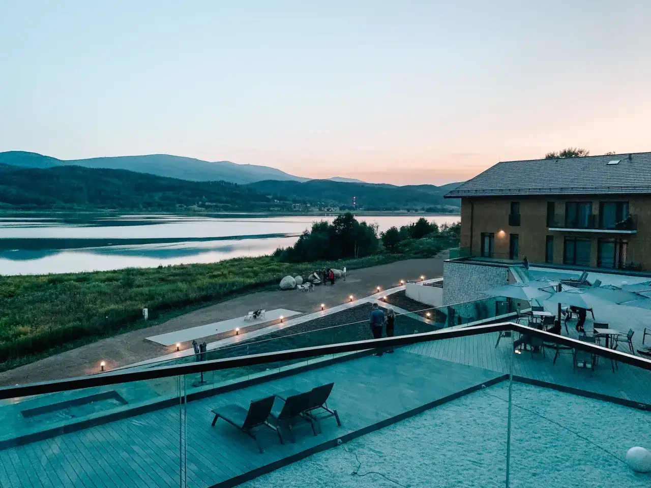 Widok na jezioro i wzgórza Karkonoszy z tarasu Lake Hill Resort & Spa.