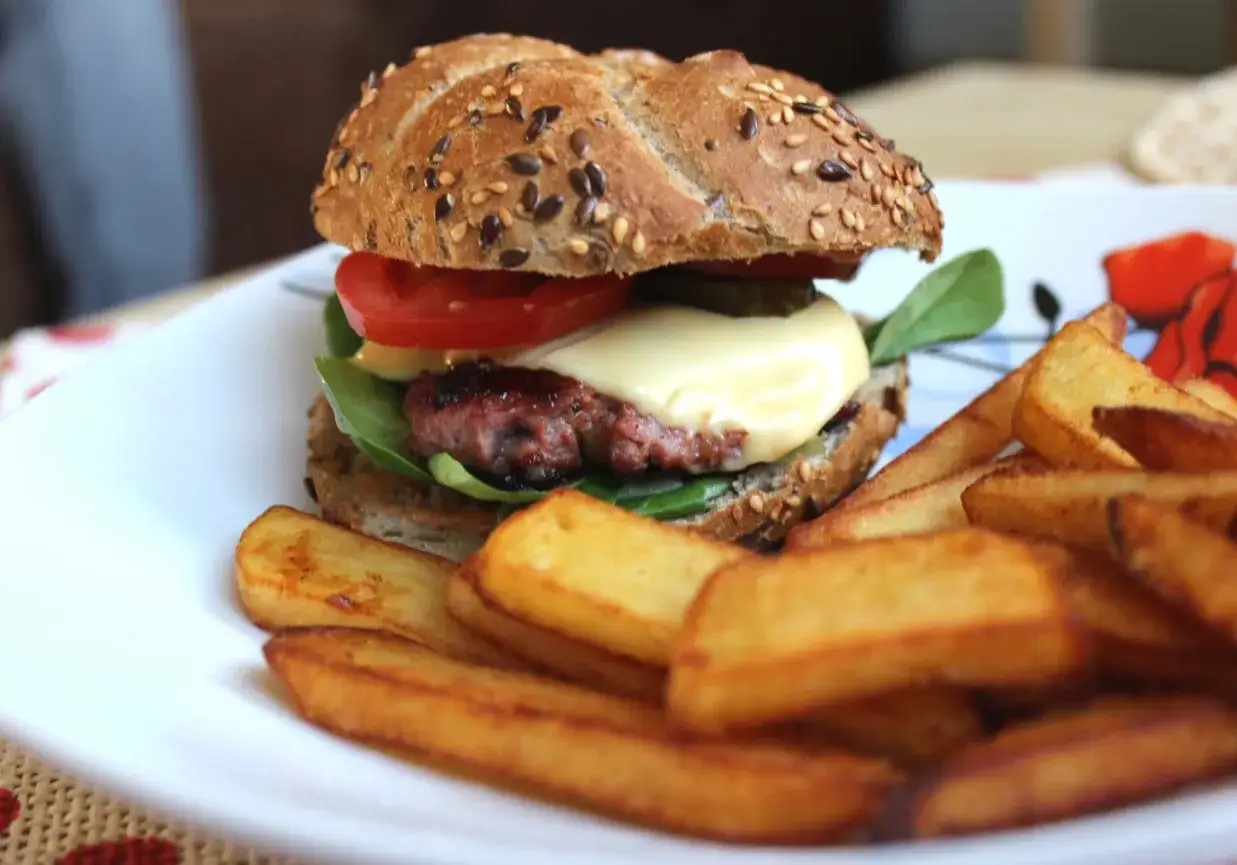 Pyszny hamburger z serem i frytkami. Idealny przepis na domowego burgera.