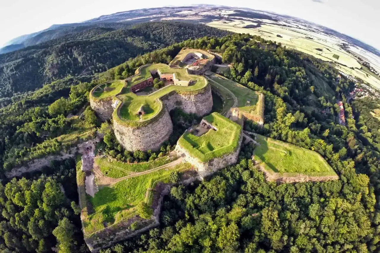 Twierdza Srebrna Góra, jedna z największych atrakcji Dolnego Śląska, majestatycznie wznosi się wśród zielonych wzgórz.