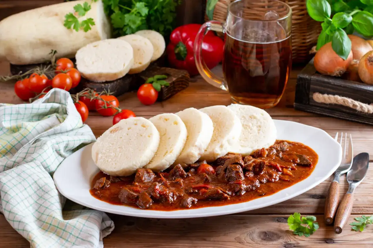 Gulasz po czesku z knedlikami, pomidorkami i kuflem piwa. Pyszne danie, które przeniesie Cię wprost do Czech.
