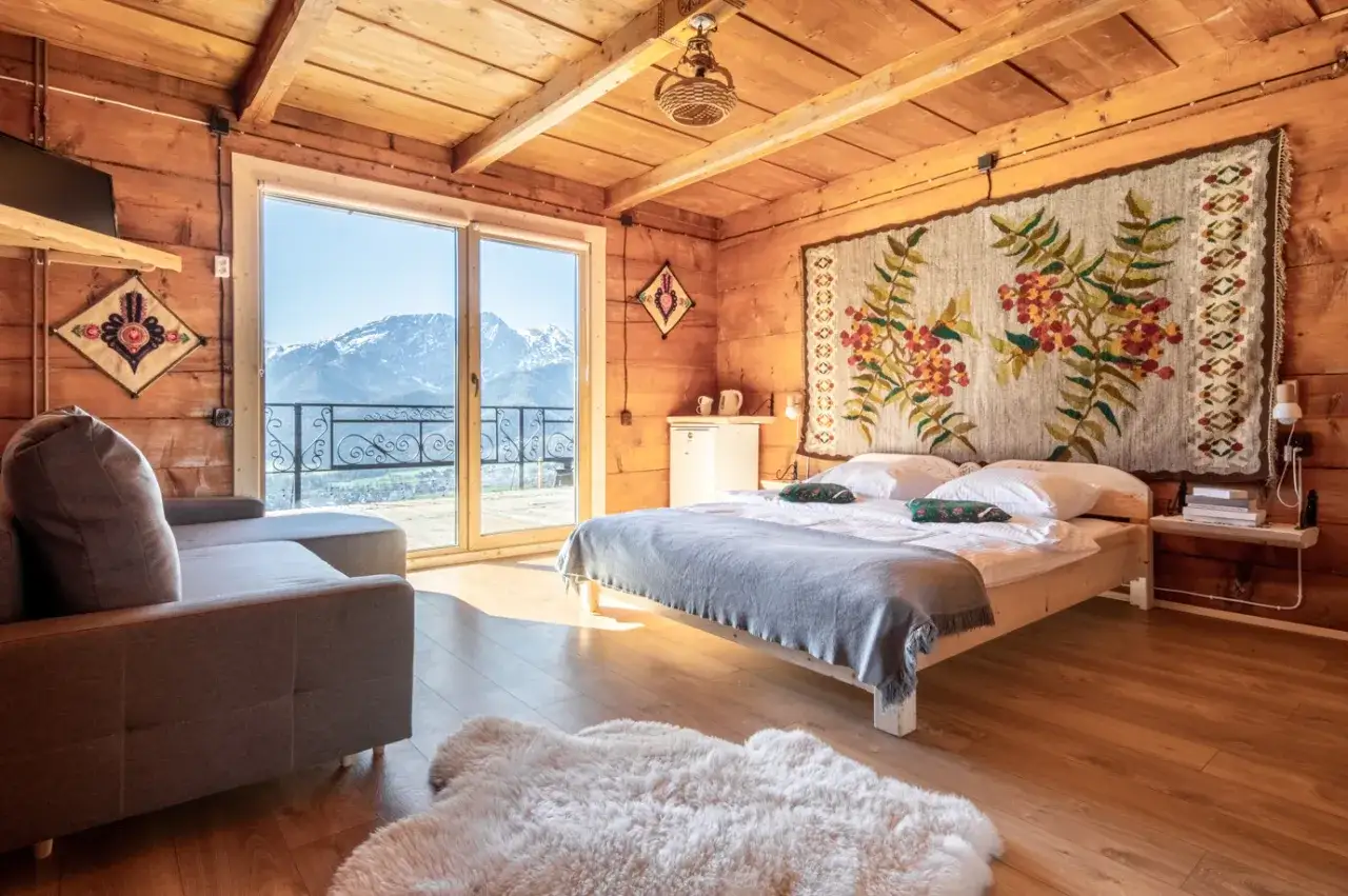 Przytulny g&oacute;rski pałacyk z widokiem na Tatry. Drewniane wnętrze, wygodne ł&oacute;żko i sofa zapraszają do odpoczynku.