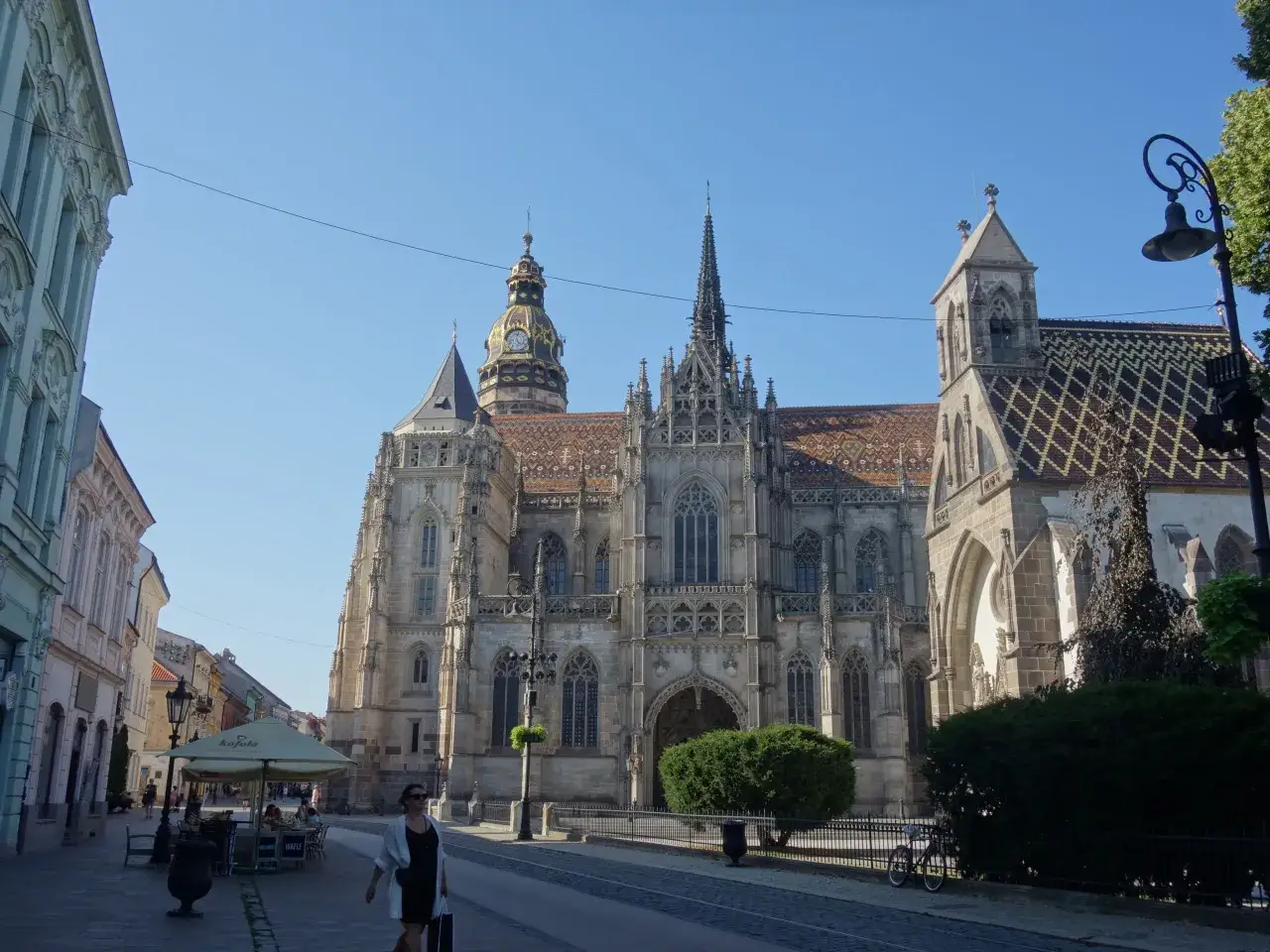 Majestatyczna katedra św. Elżbiety w Koszycach, jedna z głównych atrakcji miasta, góruje nad brukowanym placem.