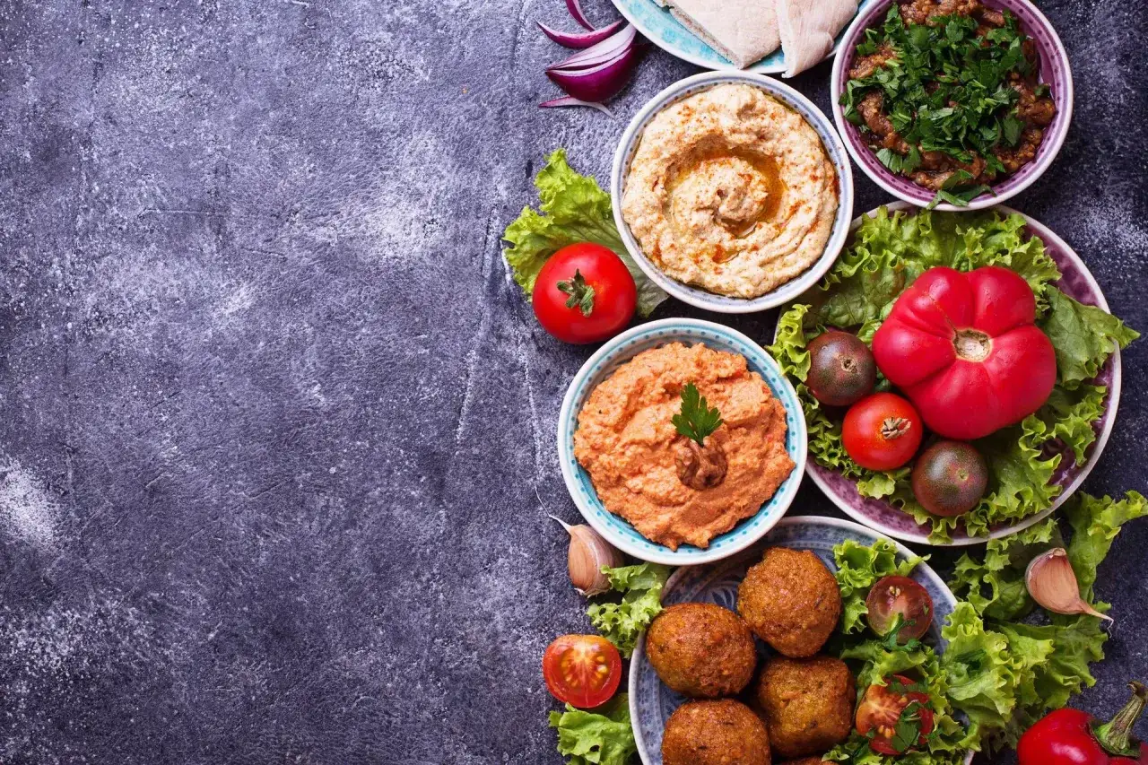 Falafel, hummus, i inne przysmaki kuchni żydowskiej w Warszawie.