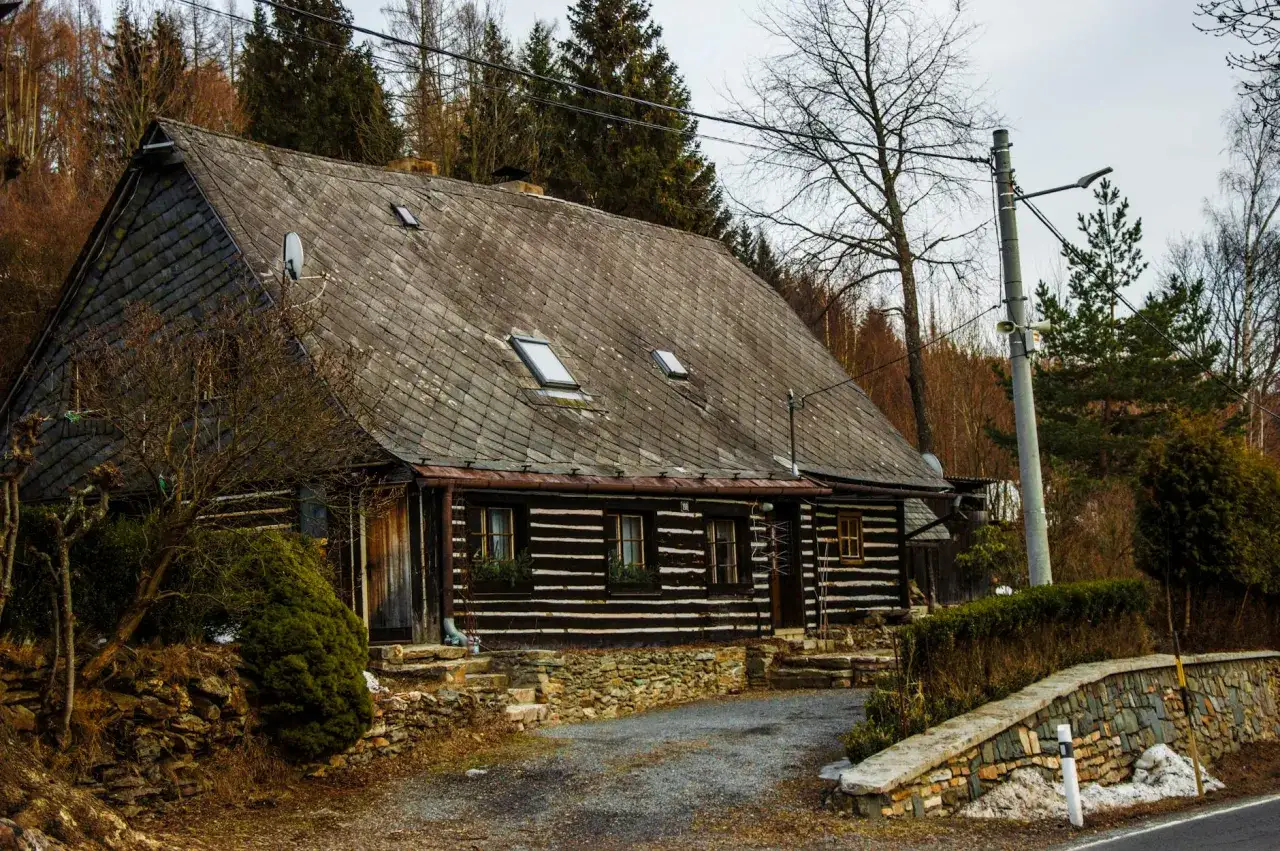 Drewniany dom w g&oacute;rach, idealny na weekend w Czechach. Kamienny murek i jesienna sceneria.