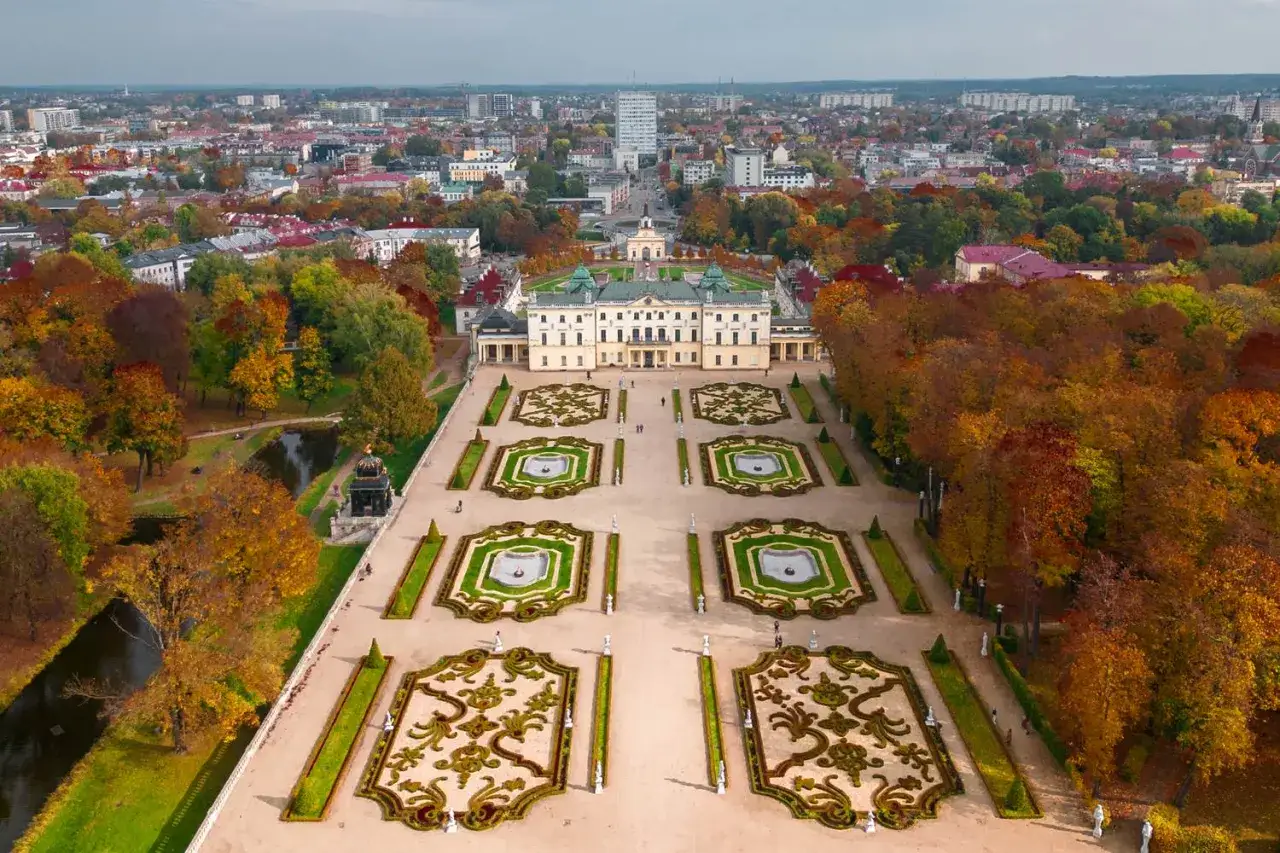 Pałac Branickich w Białymstoku z jesiennym parkiem. Ciekawe miejsca do zwiedzenia, idealne na spacer wśród kolorowych liści.