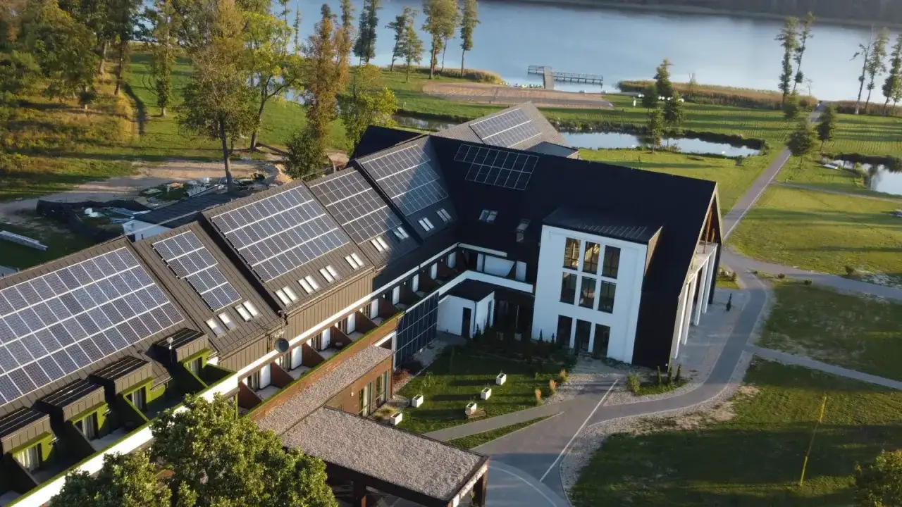 Nowoczesny obiekt z panelami słonecznymi nad jeziorem, idealny na relaksujący spa Mazury.