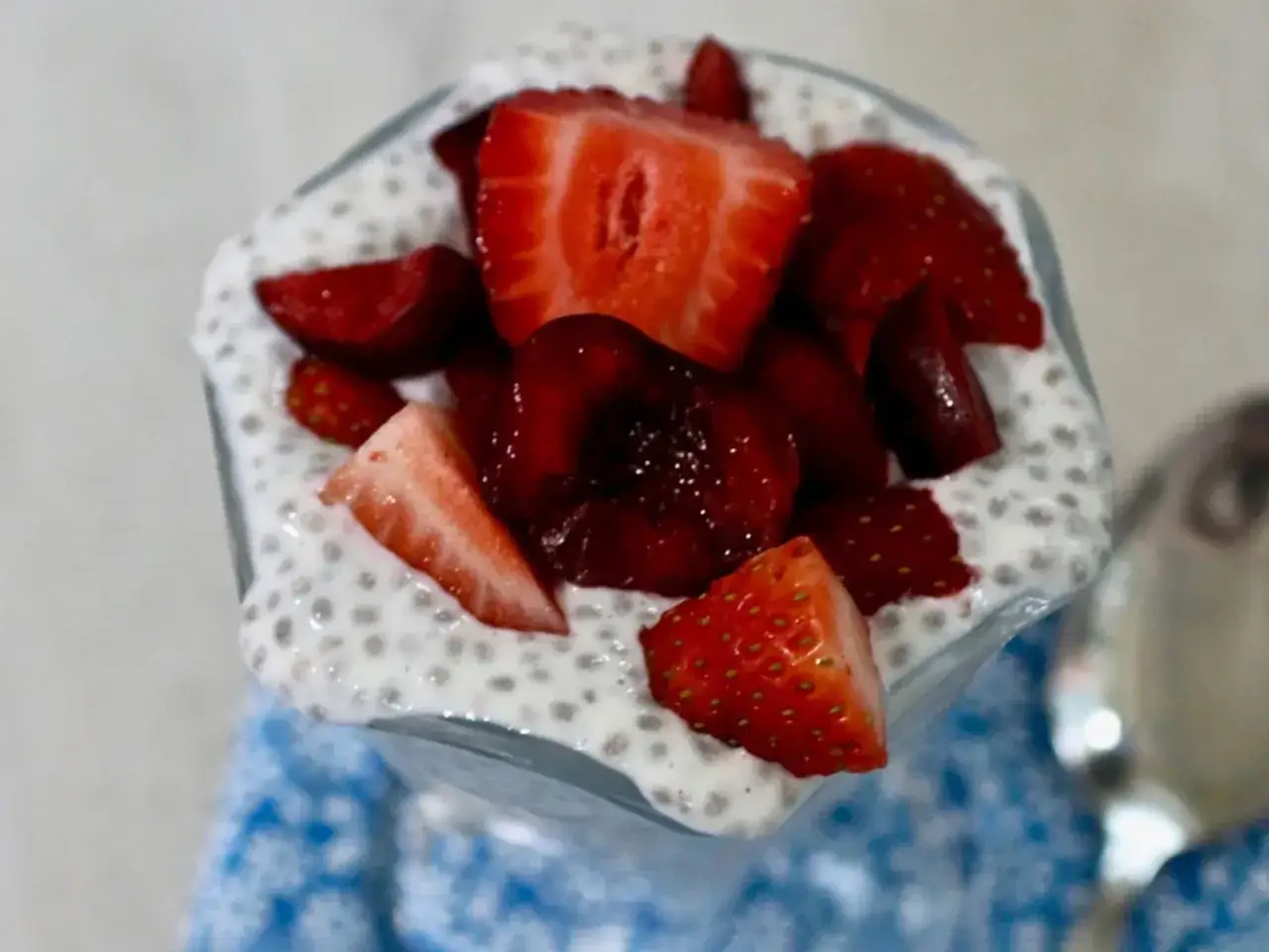 Pudding chia z truskawkami i wiśniami – pyszny i zdrowy deser, idealny na każdą porę dnia.