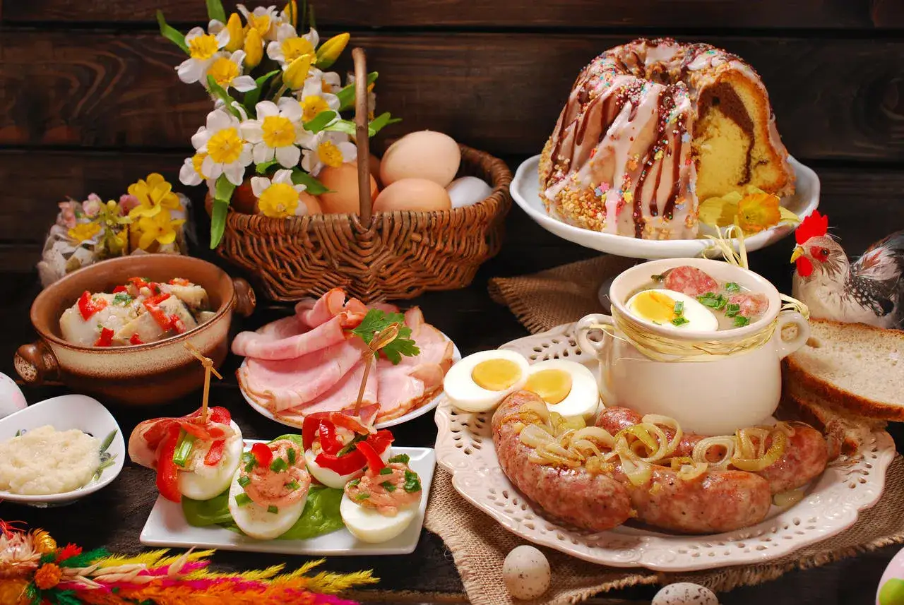 Wielkanocne potrawy: babka, biała kiełbasa, żurek, jajka faszerowane, śledź i wędliny.