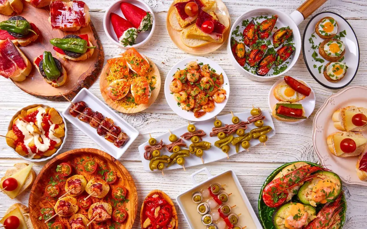 Mn&oacute;stwo pysznych tapas, czyli hiszpania jedzenie. Krewetki, małże, pieczone papryczki, szynka iberyjska i inne przysmaki.