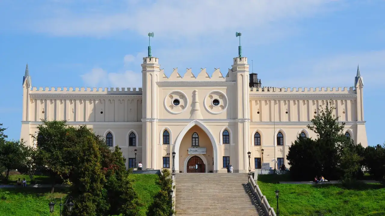 Lublin Castle, jedna z głównych atrakcji w Lublinie, z imponującymi schodami i charakterystyczną fasadą.
