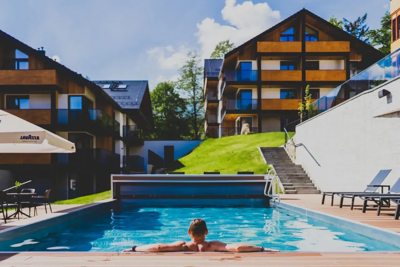 Relaks przy basenie w nowoczesnych apartamentach Tremonti w Karpaczu.