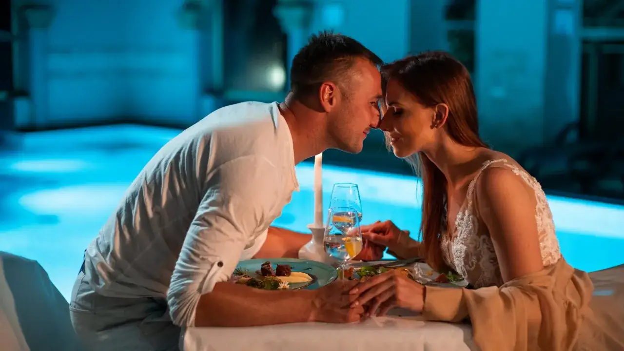 Romantyczna kolacja we dwoje przy basenie, idealne na fajne miejsca na sylwestra we dwoje.