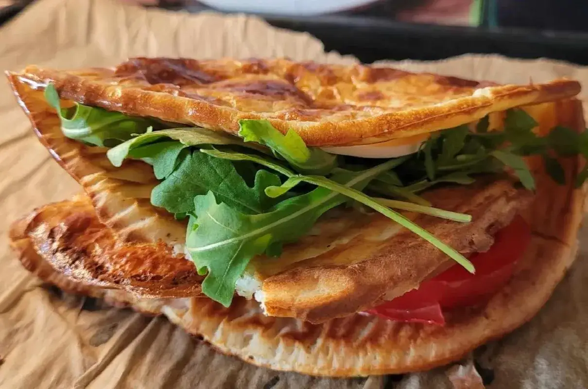 Złocista tortilla z rukolą i pomidorem. Idealna na szybki lunch, gdy wiesz, jak zrobić tortille.