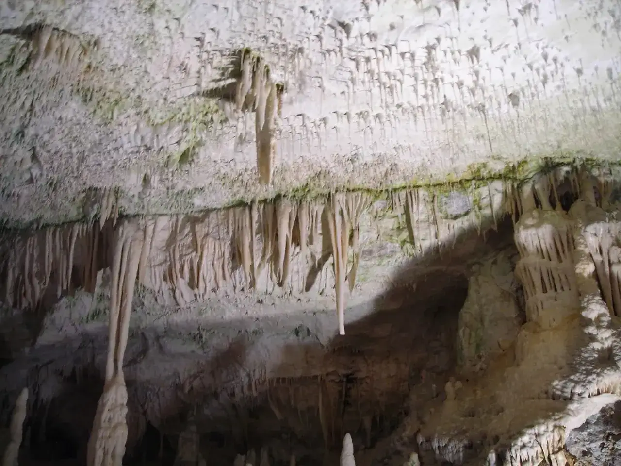 Podziemne cuda Słowenii: stalaktyty i stalagmity tworzą niezwykłe formacje skalne, jedne z wielu słowenia atrakcje.